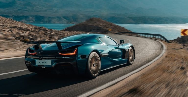 Rimac Nevera en una montaña