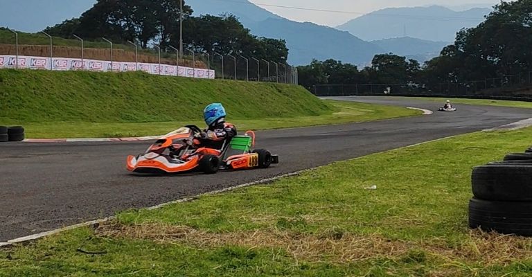 Carrera del domingo en el Kartódromo KBR