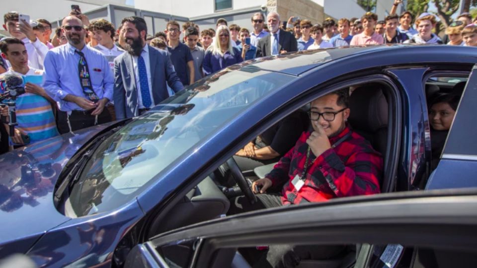 Alumnos sorprenden a su profesor con un auto.