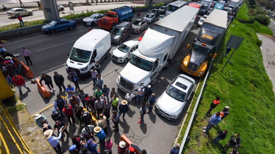 Bloqueo autopista México-Toluca.