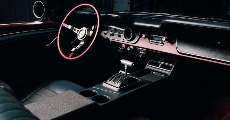 Interior del Ford Mustang de Ringbrothers