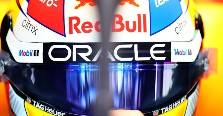 mini casco de Checo Pérez