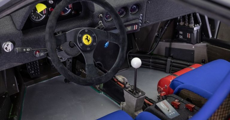 Interior del Ferrari F40 Competizione en gris Nardo