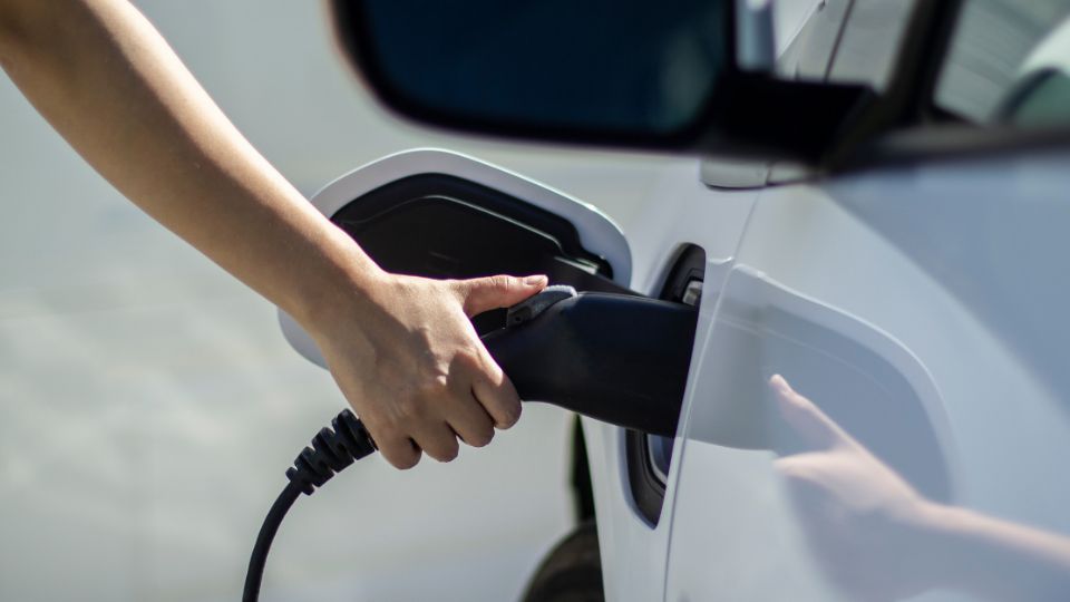 De qué pagos están exentos los autos eléctricos e híbridos en CDMX.