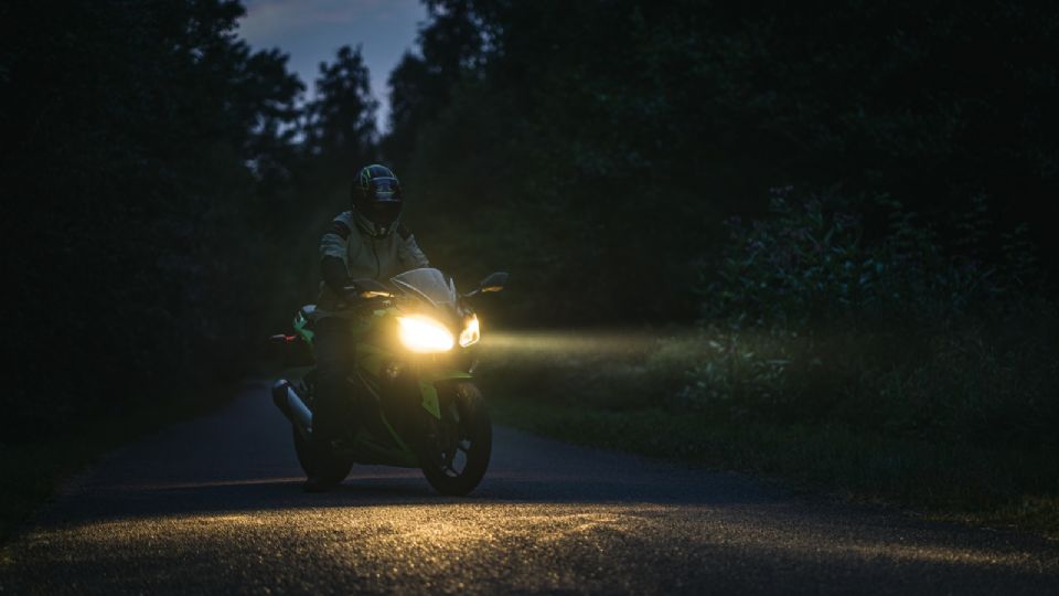 Conducir motocicleta de noche.