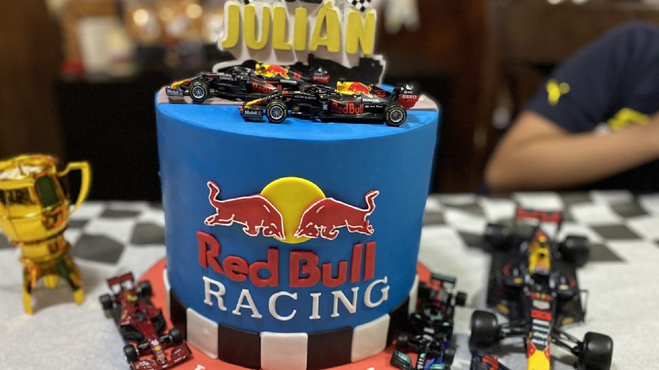 Pequeño celebra su cumpleaños con temática de Red Bull Racing.