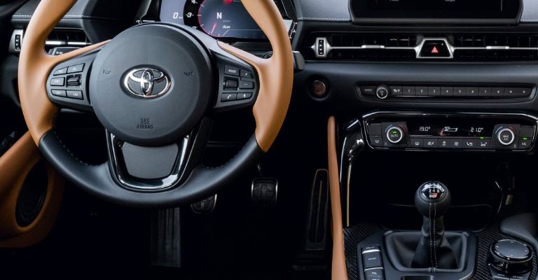 Interior del Toyota Supra Manual 