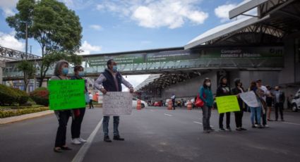 AICM: Manifestantes mantienen bloqueado el acceso a T1