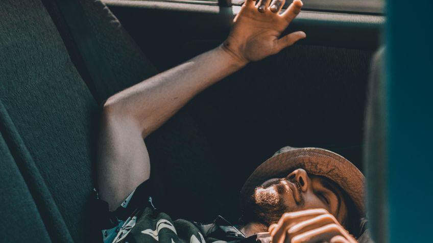 Se queda dormido en taxi y el viaje le sale en más de 8 mil pesos