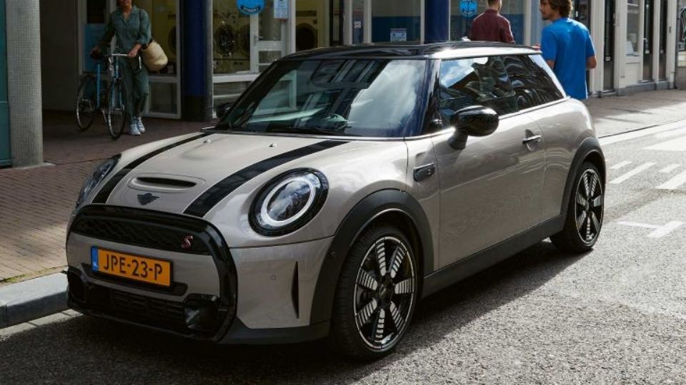 Cuánto cuesta el Mini Cooper Essential 2023.