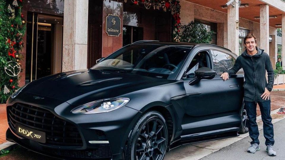 El piltodo de la Fórmula 1 co su Aston Martin DBX 707