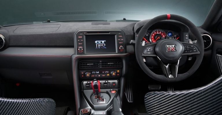 Interior del Nissan Nismo GT-R 2024