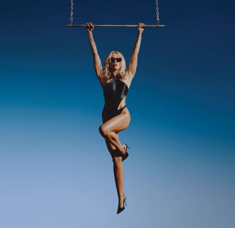 Miley Cyrus Accidente de motocross Accidente en moto Accidente en motocicleta Motocicleta Moto Endless Summer Flowers Liam Hemsworth, River, Disco de Miley Cyrus