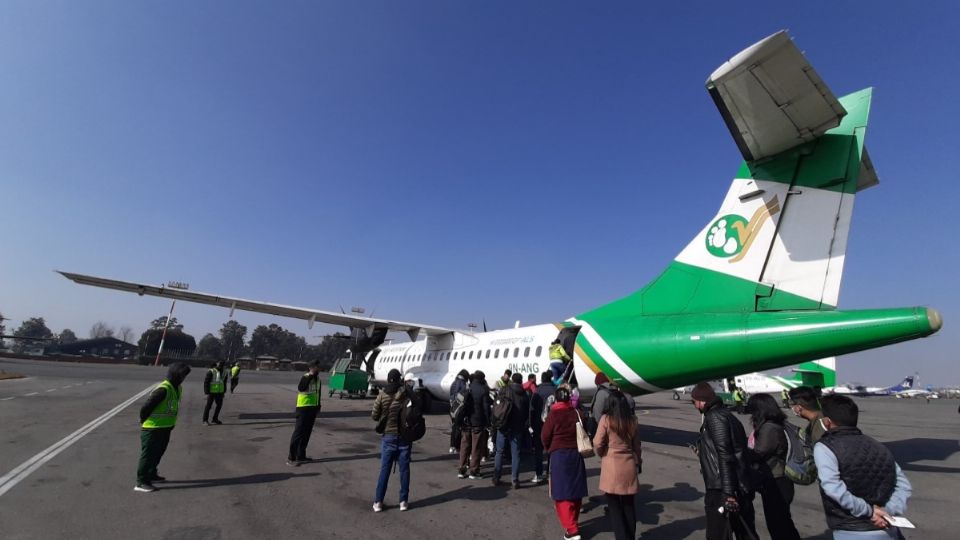 Avión se estrella y deja 68 muertos