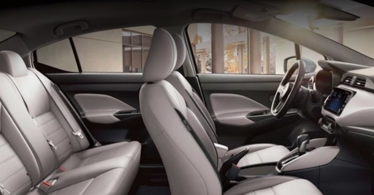 Interior del Nissan Versa 2023 en México