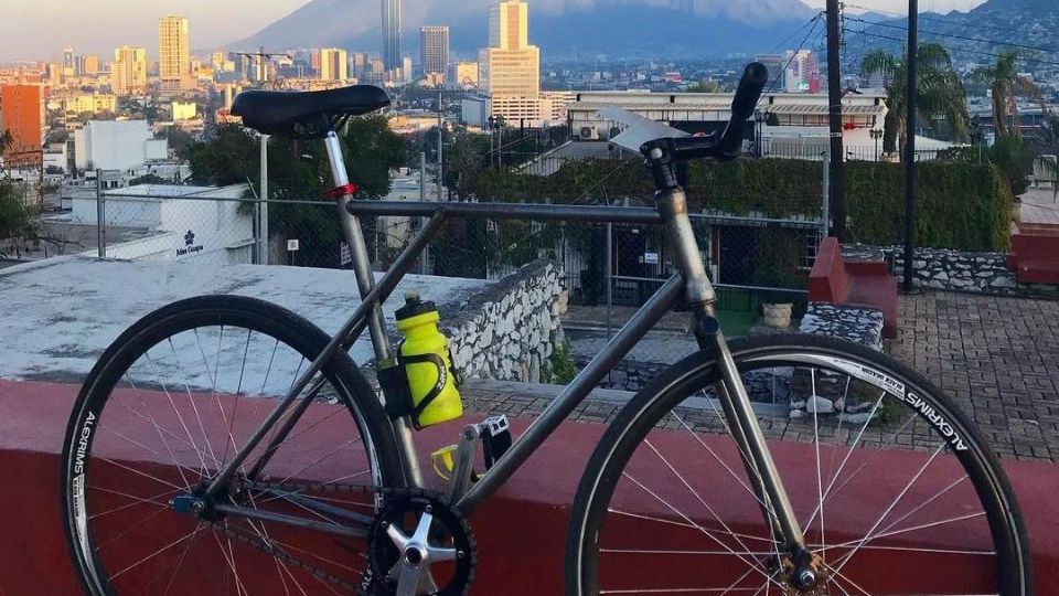 Una bicicleta de cara al majestuoso Cerro de la Silla de Monterrey.