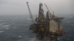 Petróleo extiende ganancias y alcanza su mejor nivel en dos meses