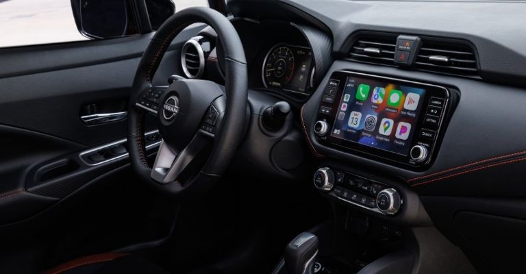 Interior del Nissan Versa 2023