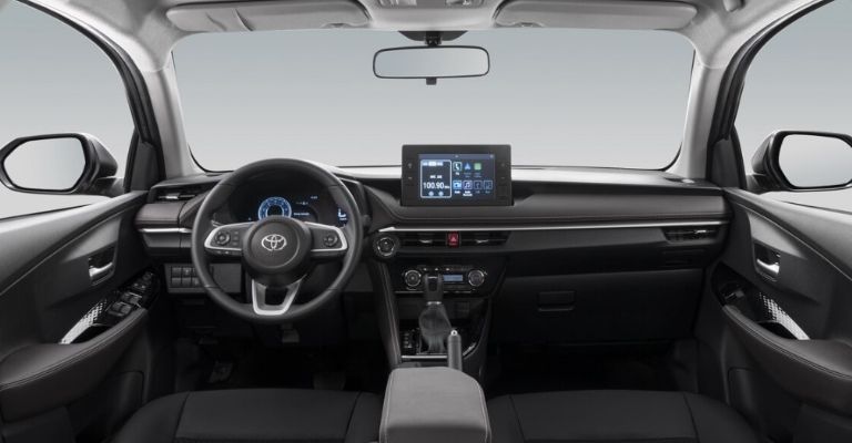 Interior del Toyota Yaris Sedán 2023