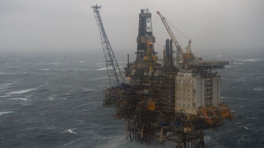 Petróleo extiende ganancias y alcanza su mejor nivel en dos meses