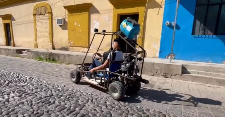 Estudiante en su auto pequeño 