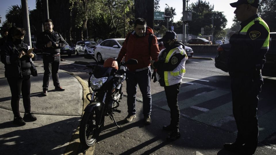 Qué se le prohibe a los motociclistas.