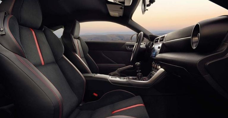 Interior del Subaru BRZ 2023