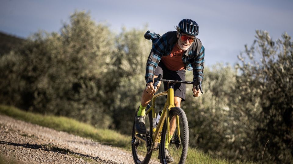 Una bicicleta eléctrica para el ciclismo de ruta o el gravel.