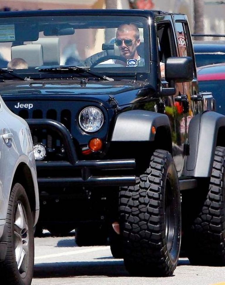 David Beckham, Spice Boy, David Beckham en México, Autos de David Beckham, Motos de David Beckham, Futbolista David Beckham, Triumph Bonneville T120, Café Racer, Porsche 911 S, Aston Martin V8 Volante, Maserati, McClaren MP4-12C Spider, Bentley, Jeep Wrangler, Ferrari, Cadillac Escalade