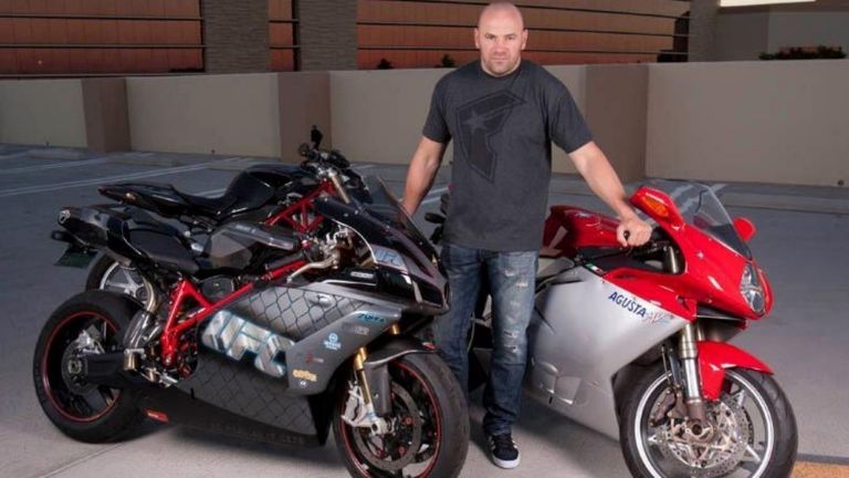 Dana White UFC Presidente UFC Autos Colección de autos Autos de lujo Pasión por los autos Dana White y sus autos Colección de autos de Dana White Dana White, hombre de negocios y amante de los autos Dana White y su estilo de vida de lujo Dana White, la figura detrás de la UFC y sus increíbles autos