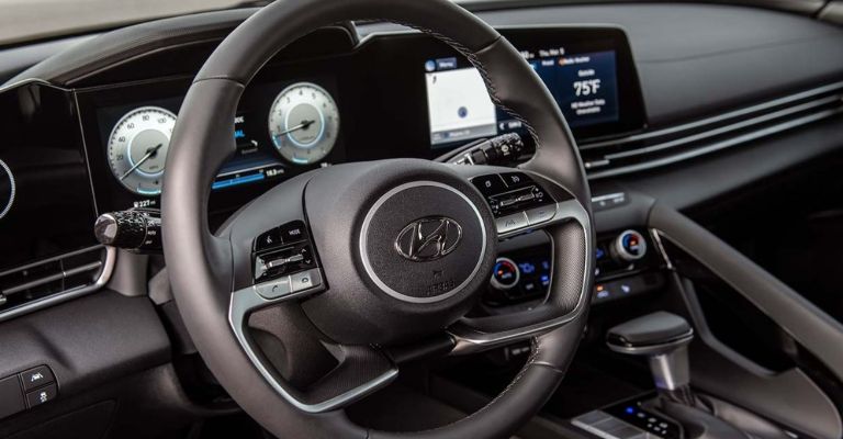 Interior del Hyundai Elantra 2023