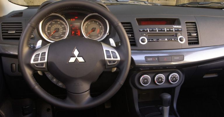 Interior del Mitsubishi Lancer usado