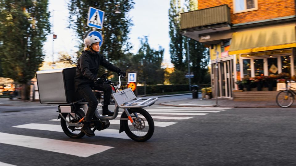 La bicicleta eléctrica perfecta para el trabajo pesado, ya que puede soportar 200 kilos en sus dos parrillas.