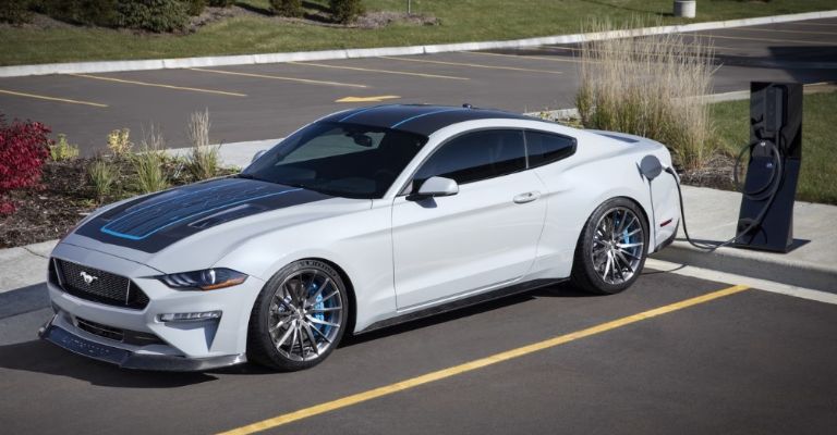 Ford Mustang eléctrico con transmisión manual