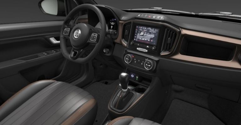 Motor e interior de la RAM 700 2024