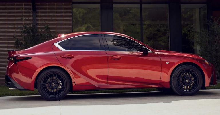 Diseño y características del Lexus IS 200 2024