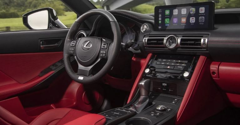 Motor e interior del Lexus IS 300 F Sport 2024