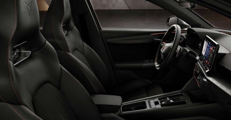 Motor e interior del Cupra León 2024
