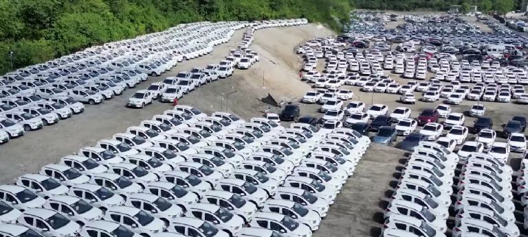 Autos eléctricos chinos abandonados