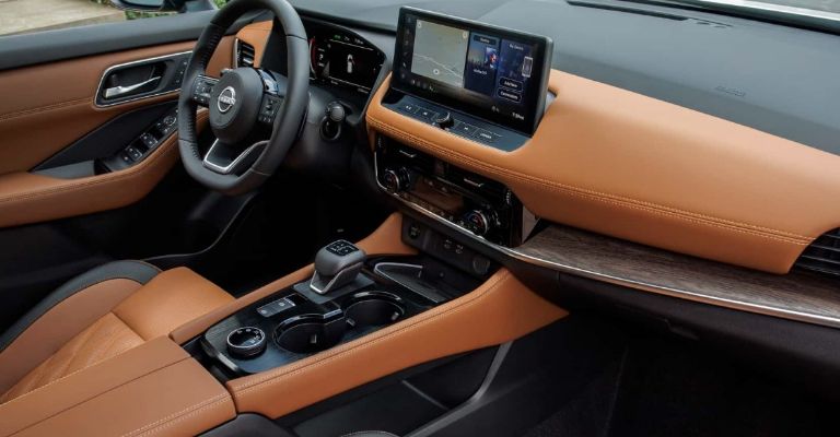 Motor e interior de la Nissan Rogue 2024