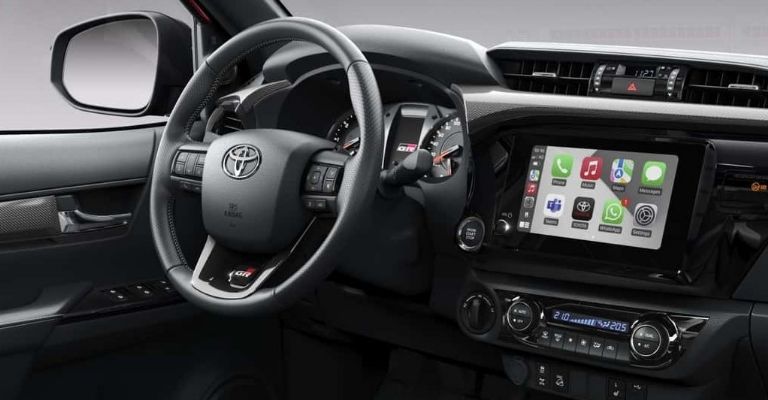 Motor e interior de la Toyota Hilux GR Sport 2024