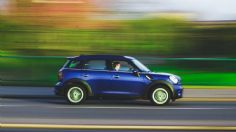 ¿Vas a salir a carretera? Esta es la posición correcta del asiento de auto para un viaje largo