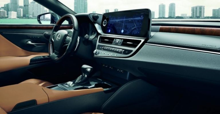 Motor e interior del Lexus ES Híbrido