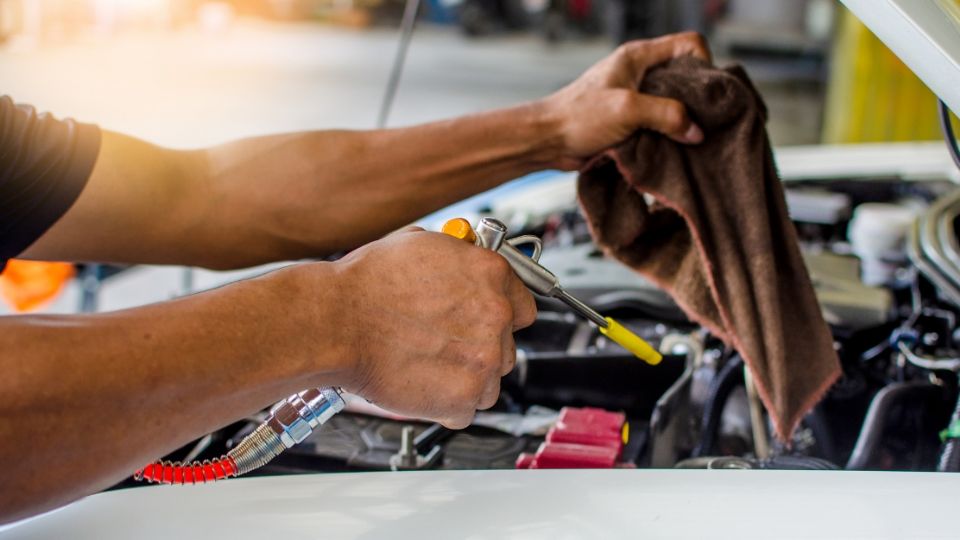 El proceso para desconectar la batería del auto es sencillo.