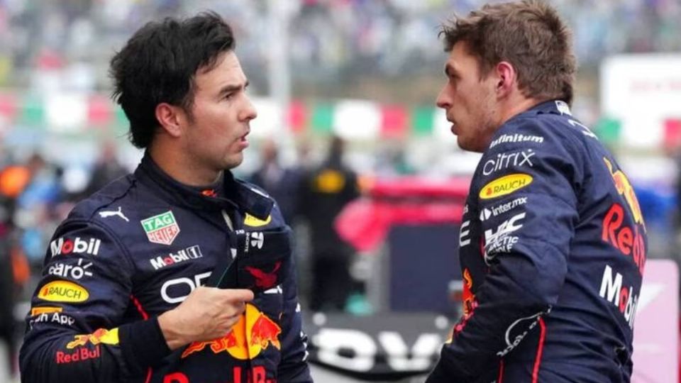 Checo y Verstappen discuten