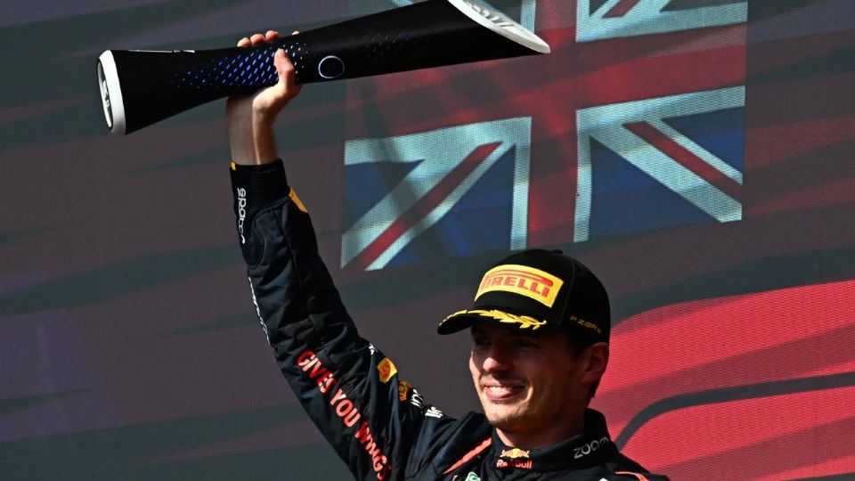 Verstappen levanta su trofeo en Austin