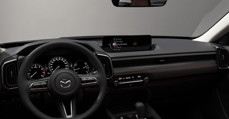 Motor e interior de la Mazda CX-50 2024