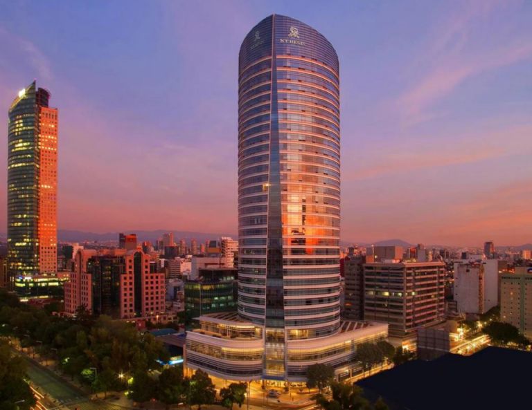 Dónde está el hotel St. Regis donde se hospedan los pilotos de F1