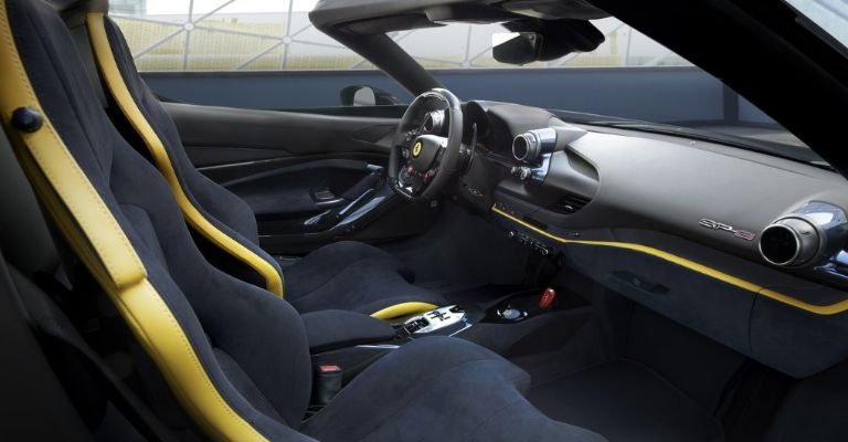 Motor e interior del Ferrari SP-8