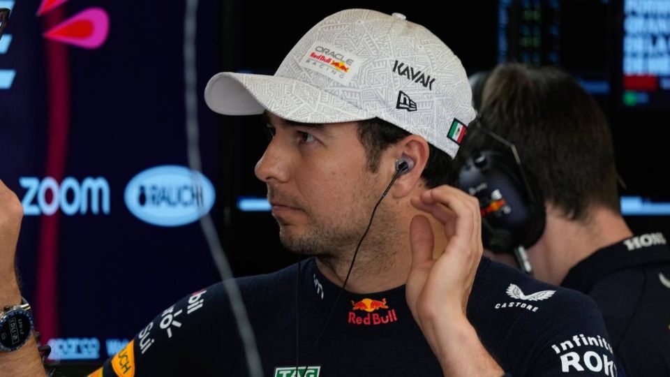 Checo, en el paddock de Red Bull